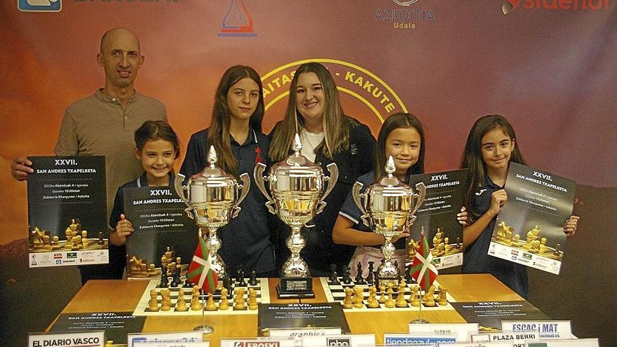 El edil de Deportes y las chicas del club Anaitasuna-Kakute en la presentación del Torneo de Ajedrez. | FOTO: N.G.