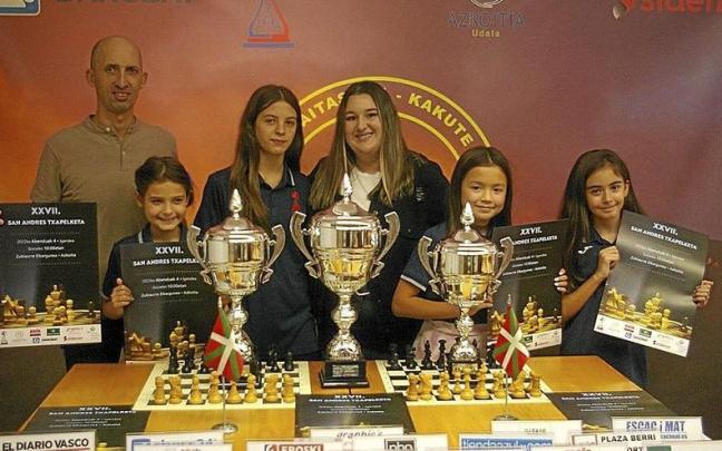 El edil de Deportes y las chicas del club Anaitasuna-Kakute en la presentaci&oacute;n del Torneo de Ajedrez. | FOTO: N.G.