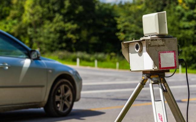 Un coche es multado por un radar. Un coche es multado por un radar.