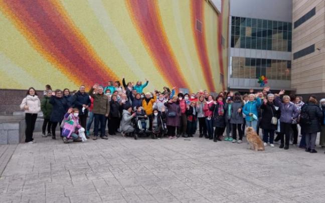 El grupo de los 10.000 pasos, en la salida del martes frente al Boulevard.