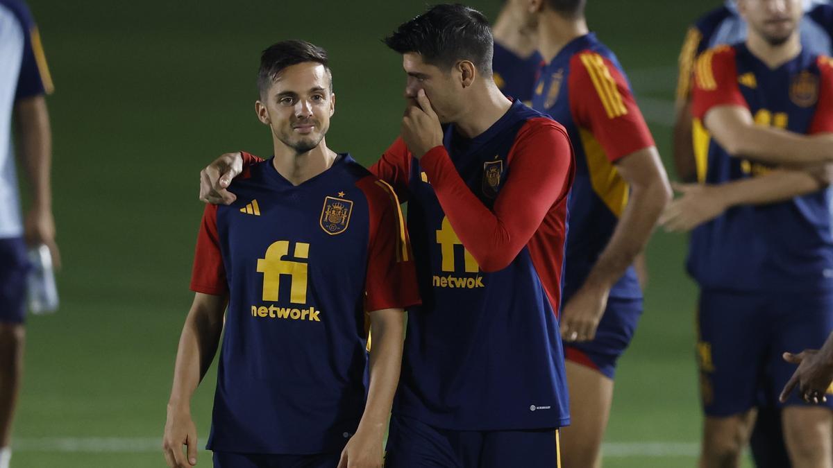 Pablo Sarabia y Álvaro Morata dialogan durante el entrenamiento de España en Doha