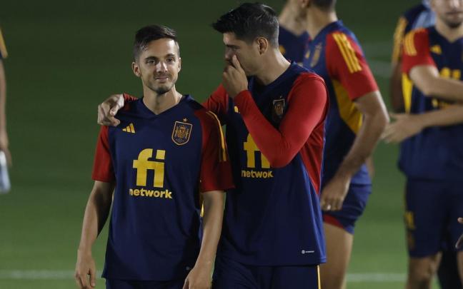 Pablo Sarabia y Álvaro Morata dialogan durante el entrenamiento de España en Doha Pablo Sarabia y Álvaro Morata dialogan durante el entrenamiento de España en Doha