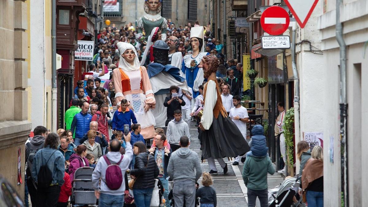 La Comparsa Txiki del Casco Viejo durante un pasacalles.