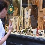 Una mujer contempla el escaparate de un comercio en el Casco Viejo.