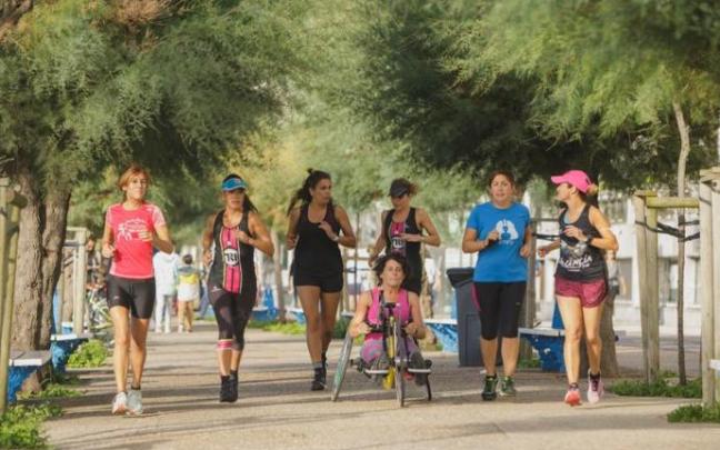 Un grupo de mujeres corren por Donostia