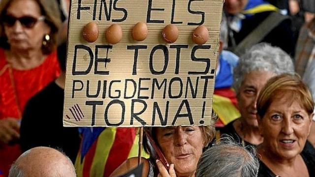 Manifestantes muestran su hartazgo con la pelea partidista.