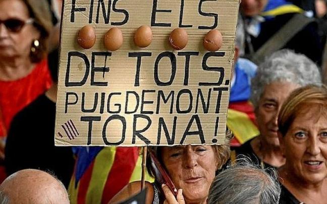 Manifestantes muestran su hartazgo con la pelea partidista. Manifestantes muestran su hartazgo con la pelea partidista.