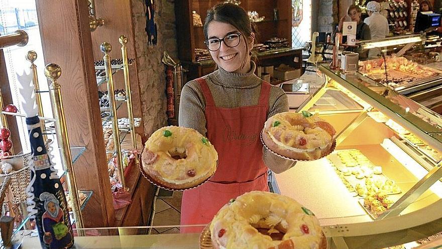 Irantzu Zalba Larruy, con los roscones de la Pastelería Malkorra.