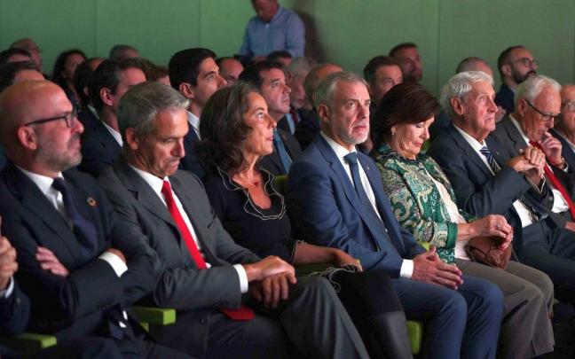 El lehendakari junto a la dirección y los fundadores de Ingeteam, ayer, en la celebración del 50 aniversario de la compañía.