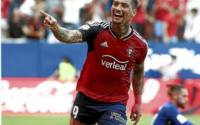 El osasunista Chimy Ávila celebra su gol de penalti contra el Cádiz.