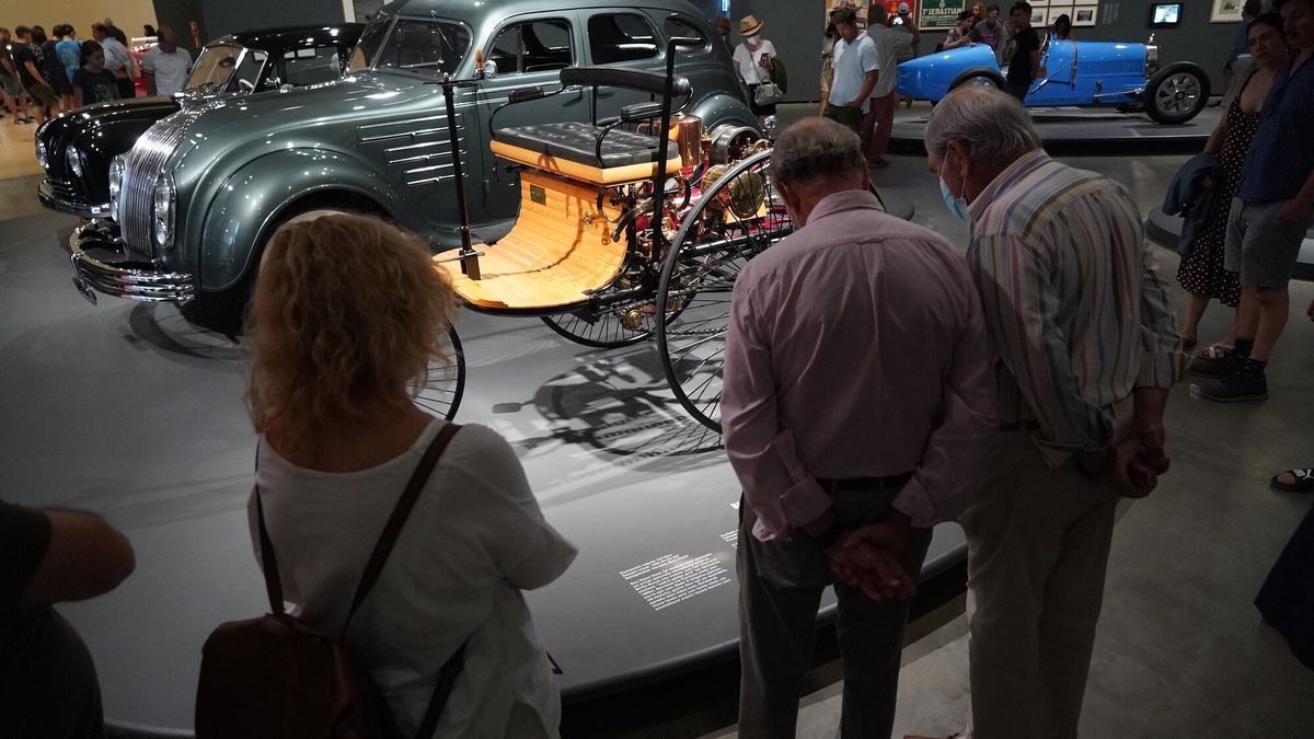 Joseba Iraola guía a Deia por la exposición de coches del Guggenheim