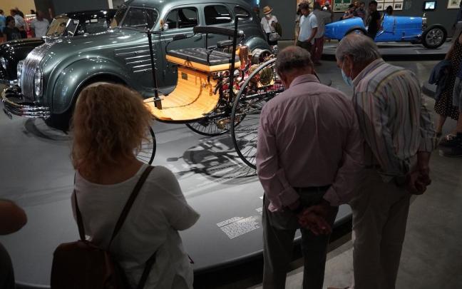 Joseba Iraola guía a Deia por la exposición de coches del Guggenheim Joseba Iraola guía a Deia por la exposición de coches del Guggenheim