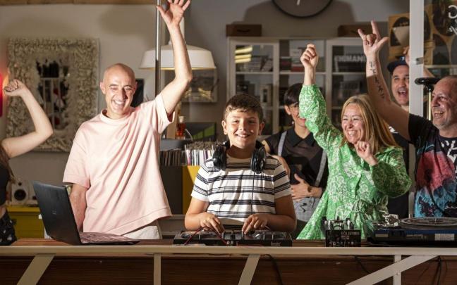 DJ Roma pinchando en su primera sesi&oacute;n en la tienda de m&uacute;sica y punto de encuentro creativo CLIC, en la Milagrosa.