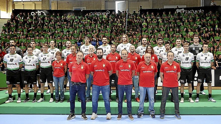 Jugadores y cuerpo técnico del primer equipo del Helvetia Anaitasuna, arropados por los chavales y chavalas de la base.