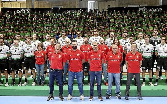 Jugadores y cuerpo técnico del primer equipo del Helvetia Anaitasuna, arropados por los chavales y chavalas de la base. Jugadores y cuerpo técnico del primer equipo del Helvetia Anaitasuna, arropados por los chavales y chavalas de la base.