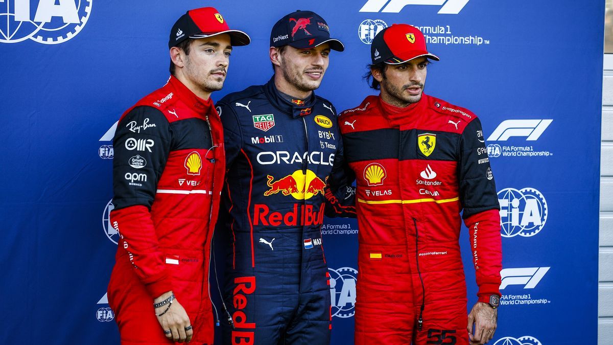 Los pilotos de Ferrari, Charles Leclerc (izq.) y Carlos Sainz (der.), junto a Max Verstappen (c).
