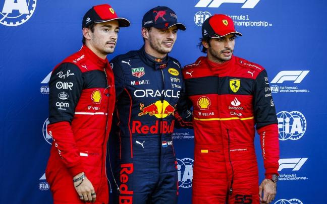 Los pilotos de Ferrari, Charles Leclerc (izq.) y Carlos Sainz (der.), junto a Max Verstappen (c). Los pilotos de Ferrari, Charles Leclerc (izq.) y Carlos Sainz (der.), junto a Max Verstappen (c).