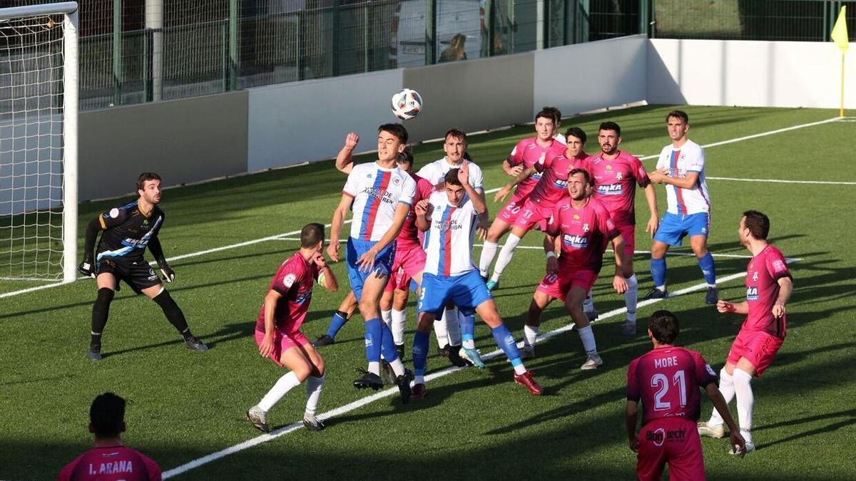 Los jugadores de la Mutilvera, en un saque de esquina sobre la portería de Gorka Alegría.