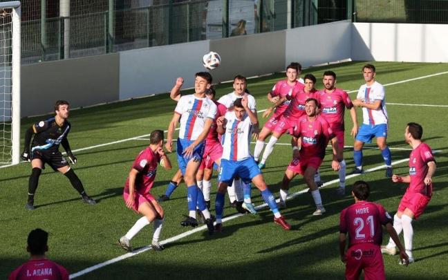 Los jugadores de la Mutilvera, en un saque de esquina sobre la porter&iacute;a de Gorka Alegr&iacute;a.