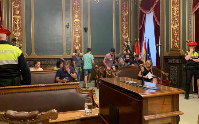 Protesta de la Policía Municipal en el pleno del Ayuntamiento de Bilbao