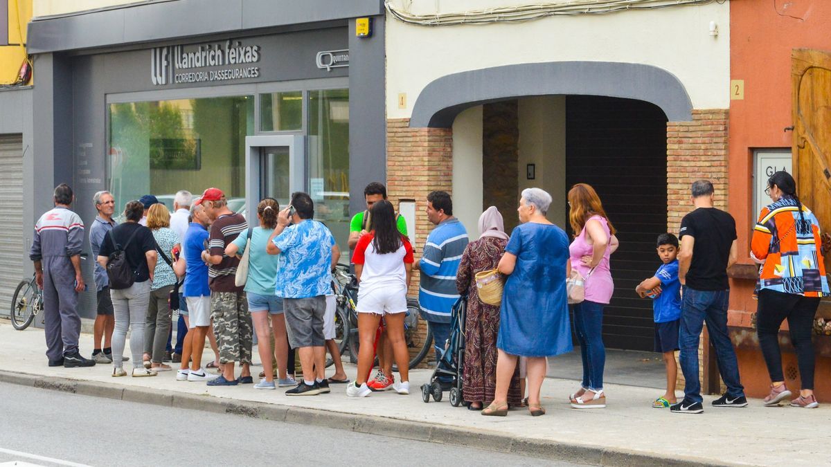 Varias personas hacen cola en una correduría de seguros en la Bisbal d’Empordà (Girona).