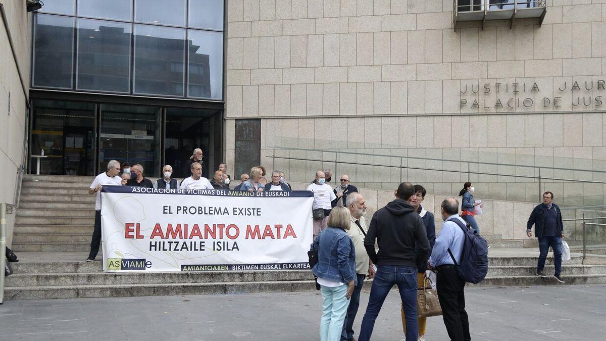 Concentración en verano de afectados por amianto ante el Palacio de Justicia de Donostia