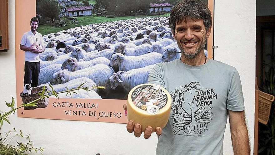 Joseba Insausti muestra el queso ganador del concurso en la puerta de su caserío.