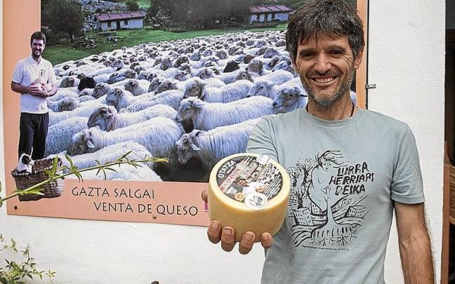 Joseba Insausti muestra el queso ganador del concurso en la puerta de su caserío. Joseba Insausti muestra el queso ganador del concurso en la puerta de su caserío.
