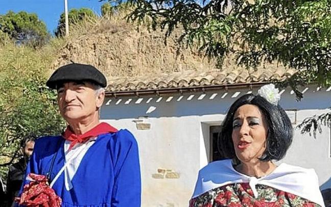 Dos vecinos disfrazados de Pimentonero e Isolina.