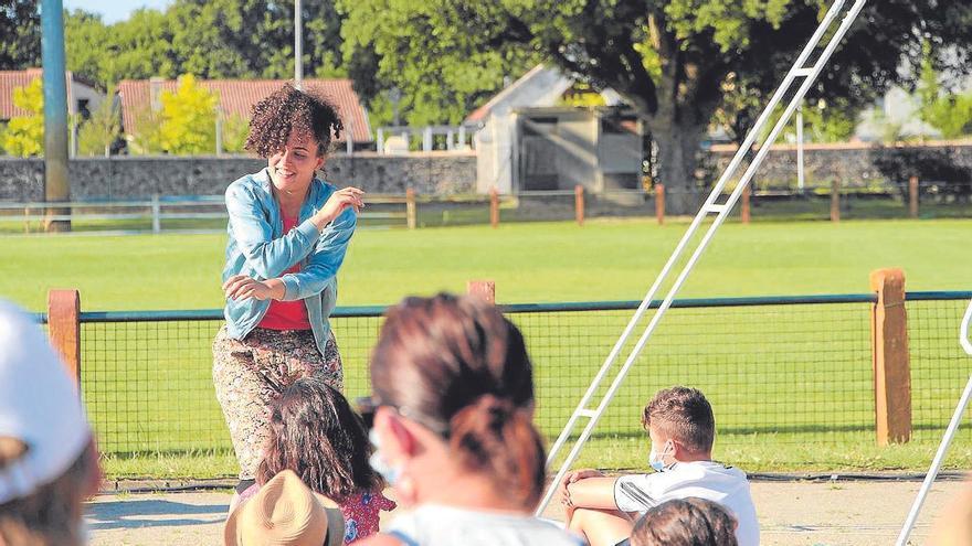 Argazkian Amaia Elizaran kale-ikuskizuneko une batean.