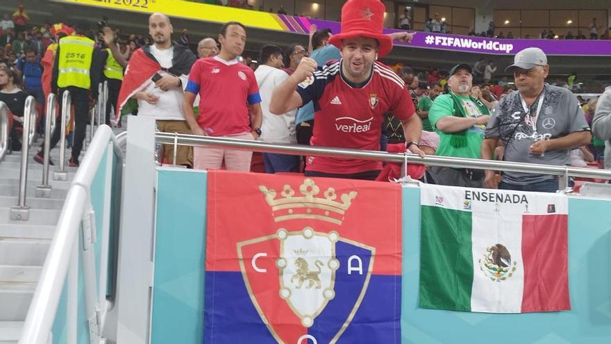 Mohamed, en el partido de España, con la bandera que se ha hecho viral