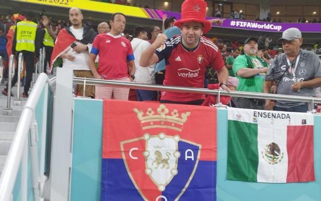 Mohamed, en el partido de España, con la bandera que se ha hecho viral