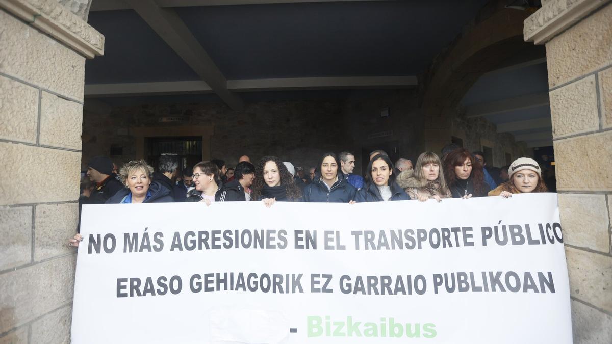 Concentración de repulsa en Mungia ante la agresión a una conductora de Bizkaibus el pasado sábado