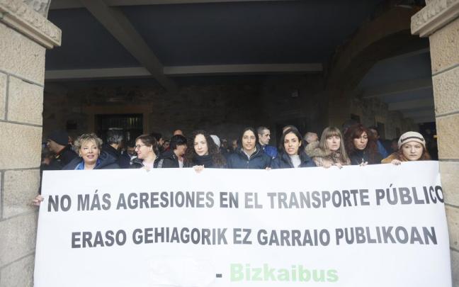 Concentración de repulsa en Mungia ante la agresión a una conductora de Bizkaibus el pasado sábado Concentración de repulsa en Mungia ante la agresión a una conductora de Bizkaibus el pasado sábado