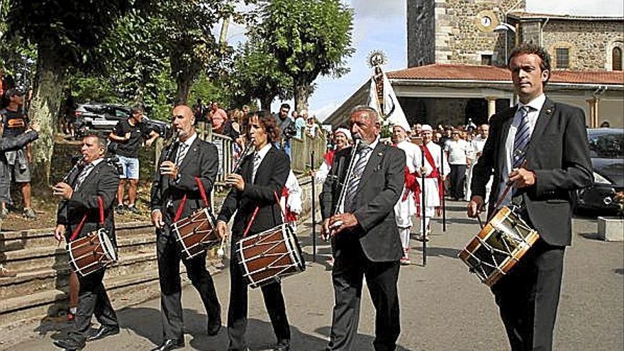 Los txistularis, con el santuario de Arrate al fondo.