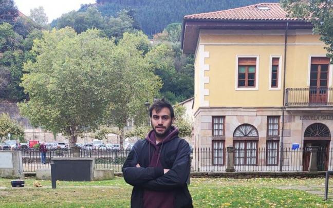 Iv&aacute;n G&oacute;mez con la obra que hab&iacute;a instalado en el jard&iacute;n.