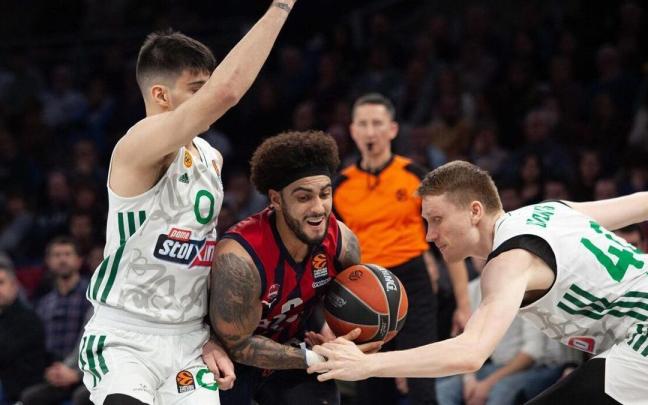 Howard intenta superar la defensa de Kalaitzakis y Grigonis Howard intenta superar la defensa de Kalaitzakis y Grigonis