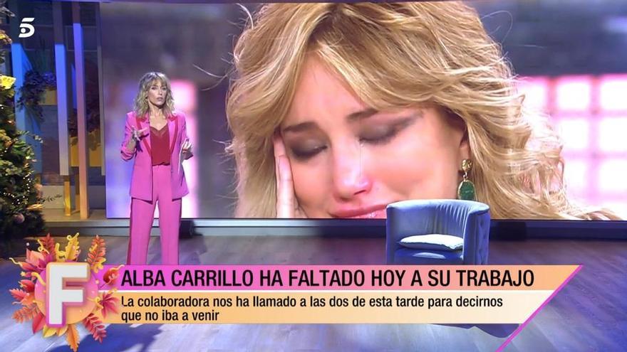 Emma García, anunciando la ausencia de Alba Carrilo en 'Fiesta'.