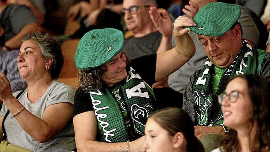 El color verde del Araski predominó en la grada, compartida con aficionados de Salamanca, Girona y Valencia. | FOTOS: PILAR BARCO