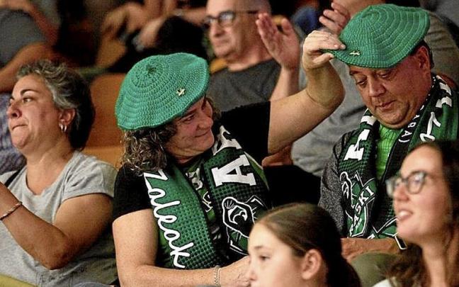 El color verde del Araski predominó en la grada, compartida con aficionados de Salamanca, Girona y Valencia. | FOTOS: PILAR BARCO El color verde del Araski predominó en la grada, compartida con aficionados de Salamanca, Girona y Valencia. | FOTOS: PILAR BARCO