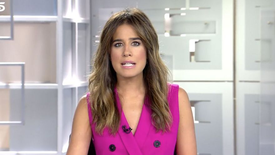 Una reportera de Telecinco se hace viral al sufrir un bloqueo en directo.