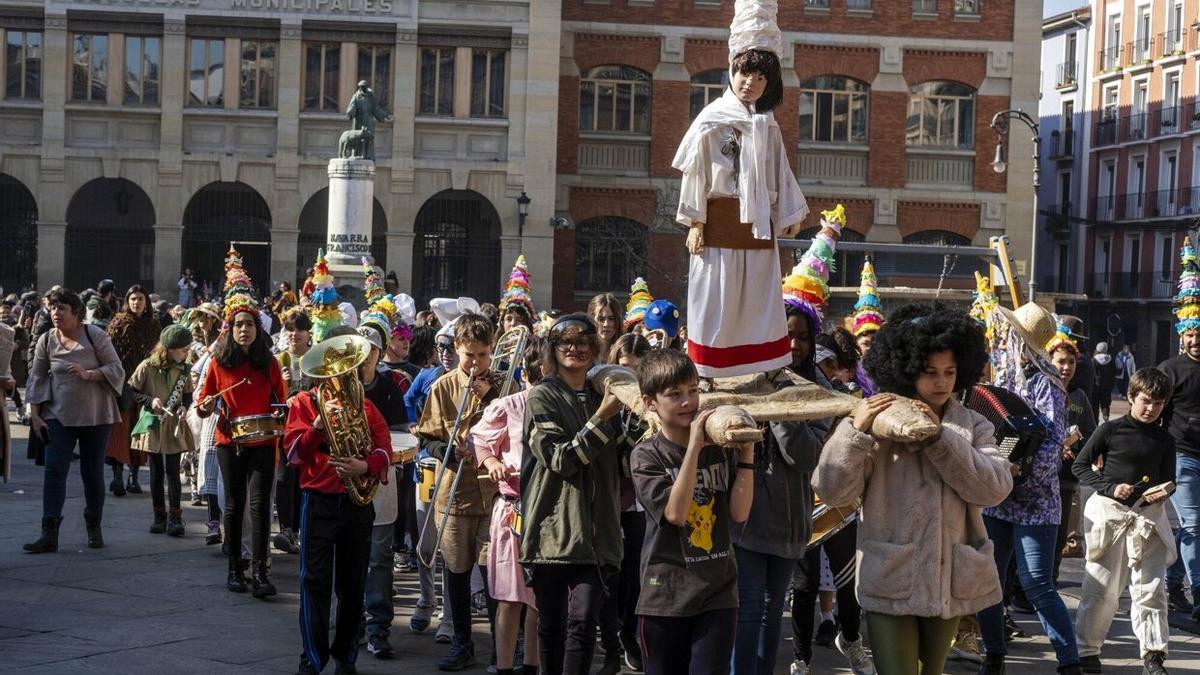 Kalejira por el Casco Viejo de los alumnos del colegio San Francisco por Carnavales