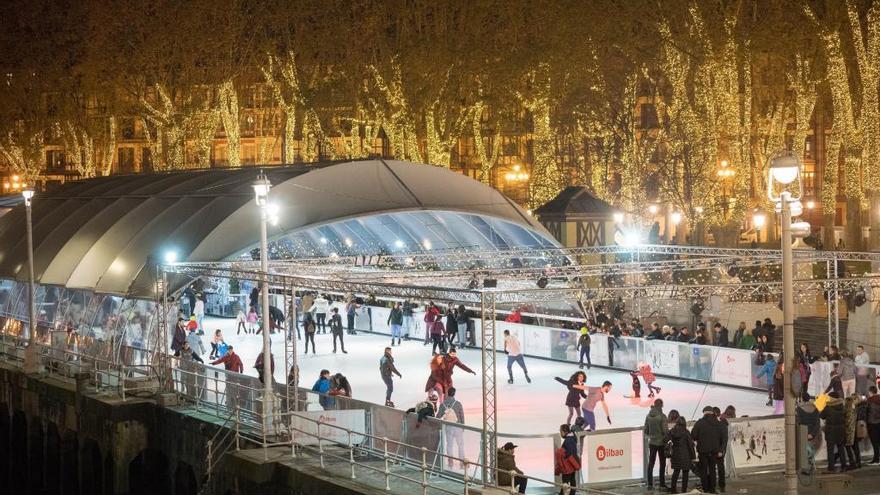 No faltará la pista de patinaje sobre hielo durante las navidades.