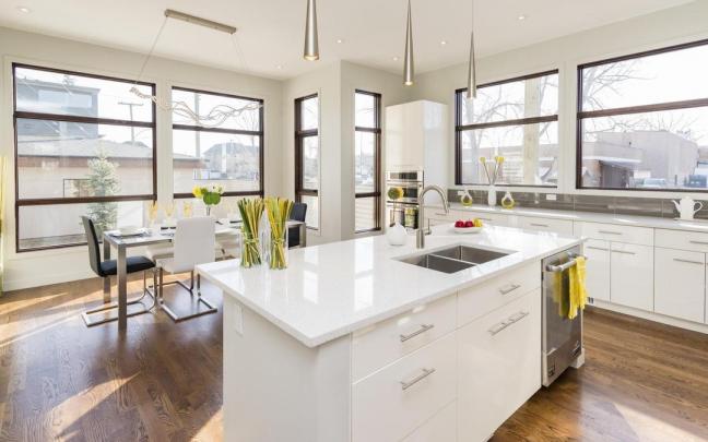 Vista del fregadero instalado en una cocina con isla.