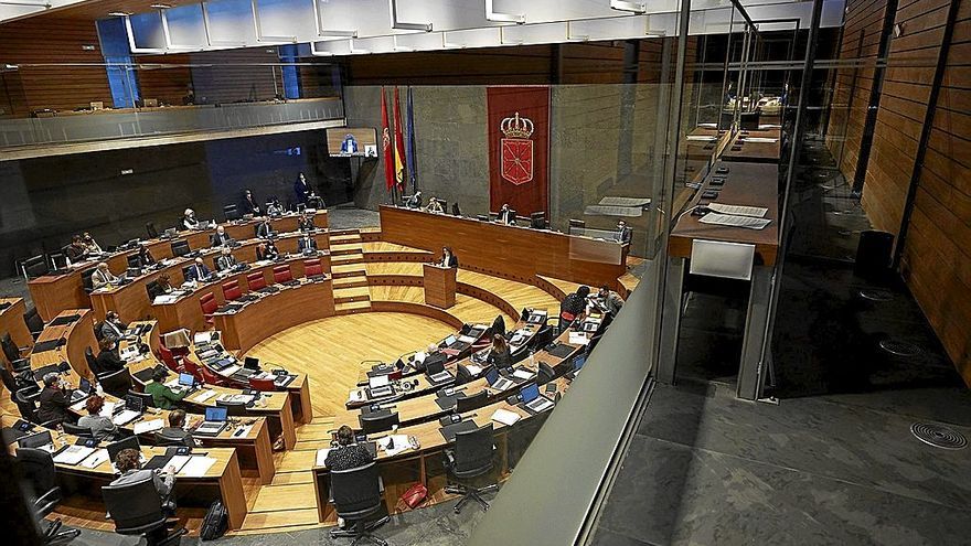 Vista del hemiciclo del Parlamento de Navarra. A la derecha, las cabinas de prensa.