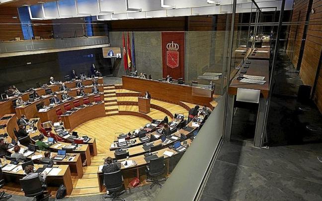 Vista del hemiciclo del Parlamento de Navarra. A la derecha, las cabinas de prensa. Vista del hemiciclo del Parlamento de Navarra. A la derecha, las cabinas de prensa.