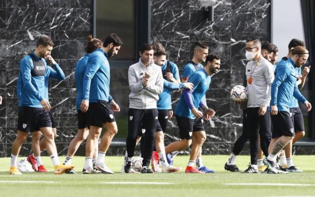 Marcelino, junto a varios rojblancos, en el inicio de un entrenamiento en Lezama. Marcelino, junto a varios rojblancos, en el inicio de un entrenamiento en Lezama.