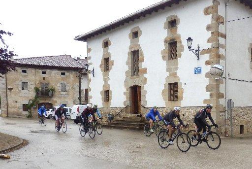 Un grupo de ciclistas a su paso por el núcleo urbano de Ihabar.