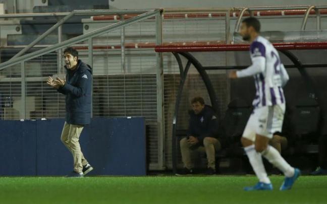 Iñigo Vélez de Mendizabal da órdenes a sus jugadores en la zona técnica de Lezama.