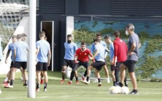 Unai Simón, en el centro de la imagen, en un entrenamiento de esta semana.